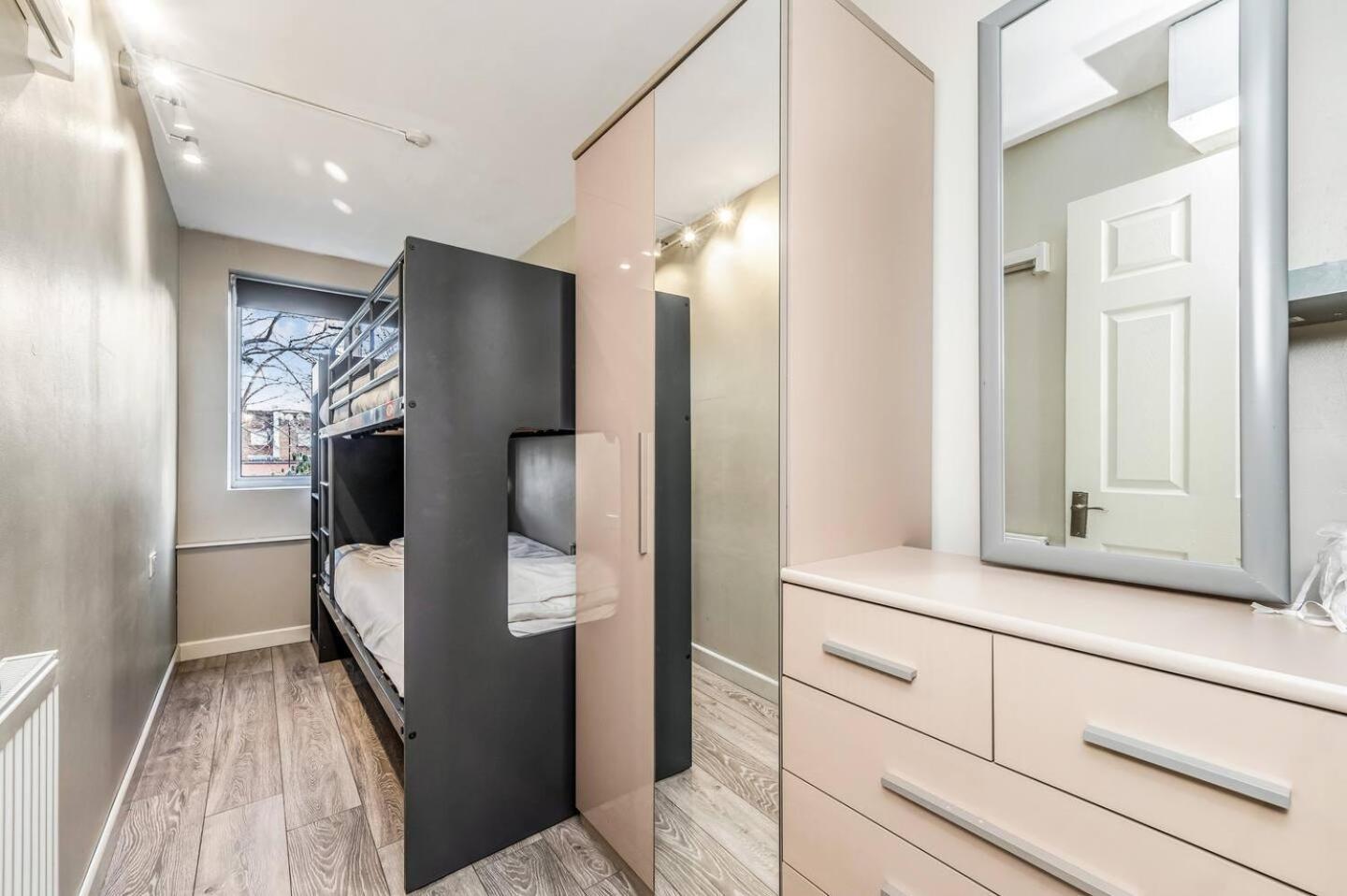 Pass The Keys Modern By Whitechapel Hospital Apartment *