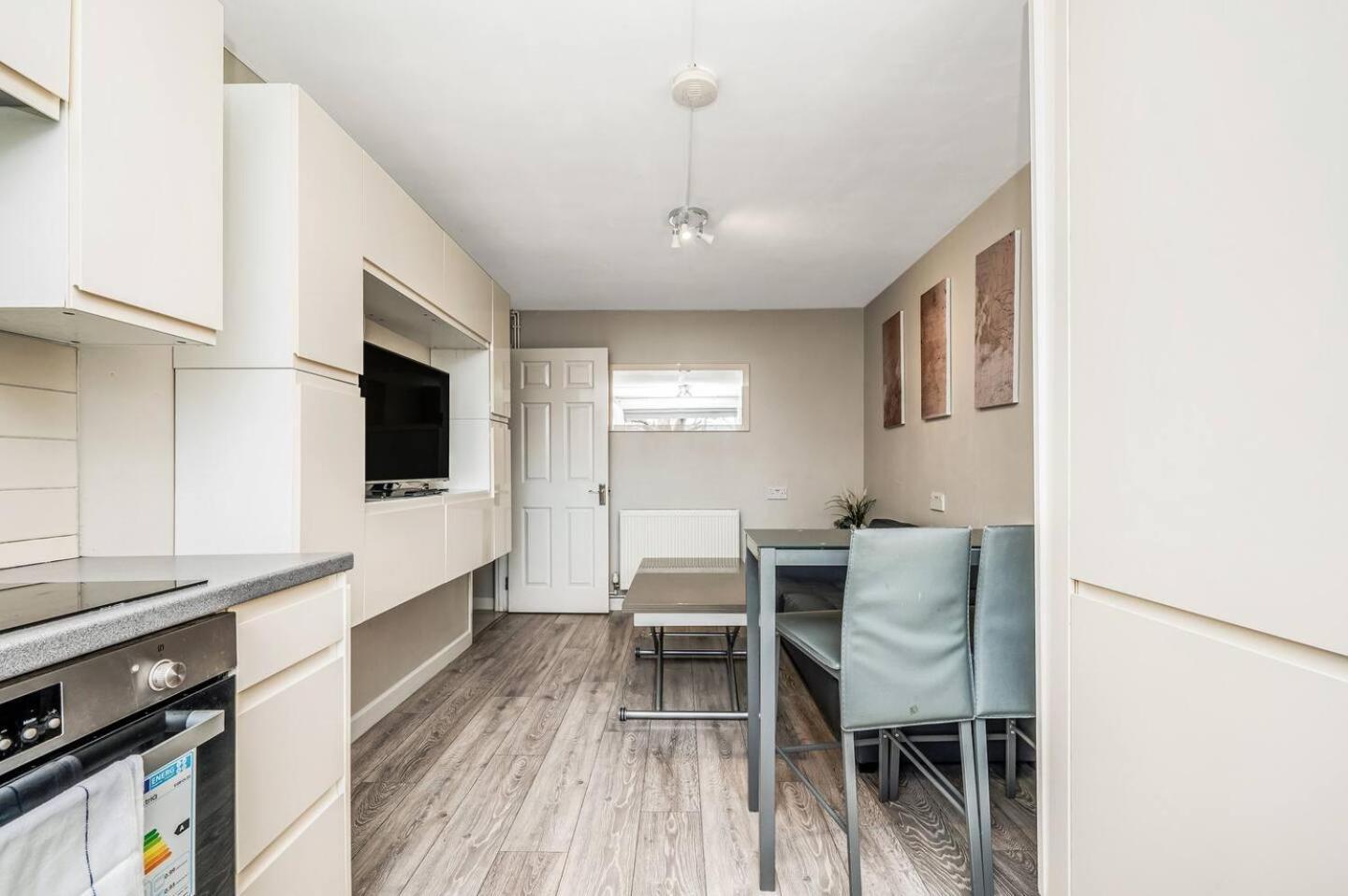 Pass The Keys Modern By Whitechapel Hospital Apartment