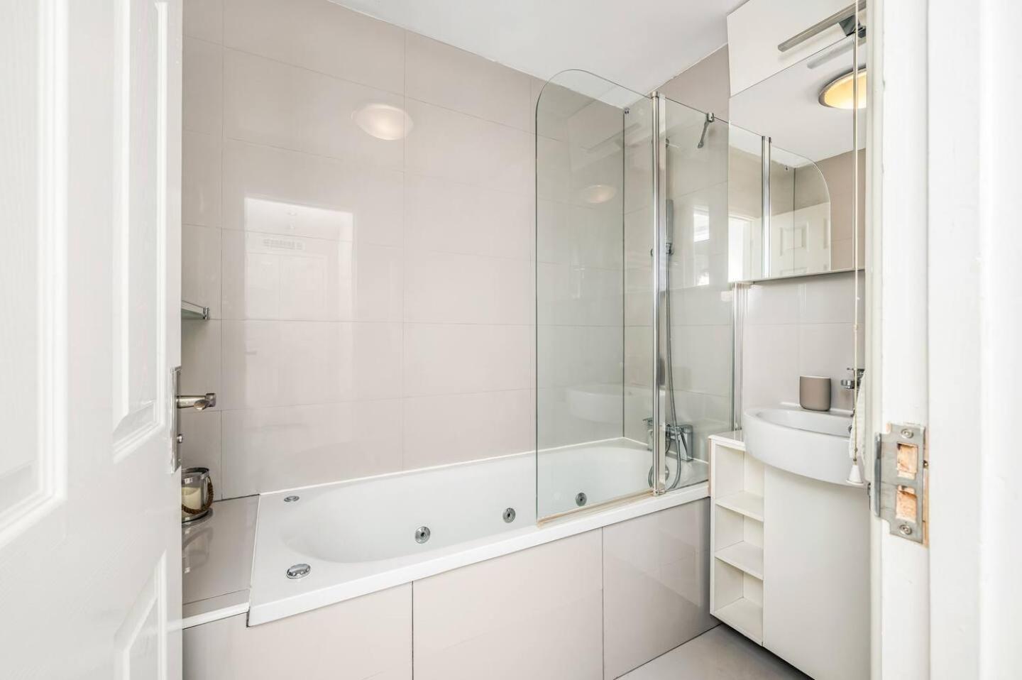 Apartment Pass The Keys Modern By Whitechapel Hospital