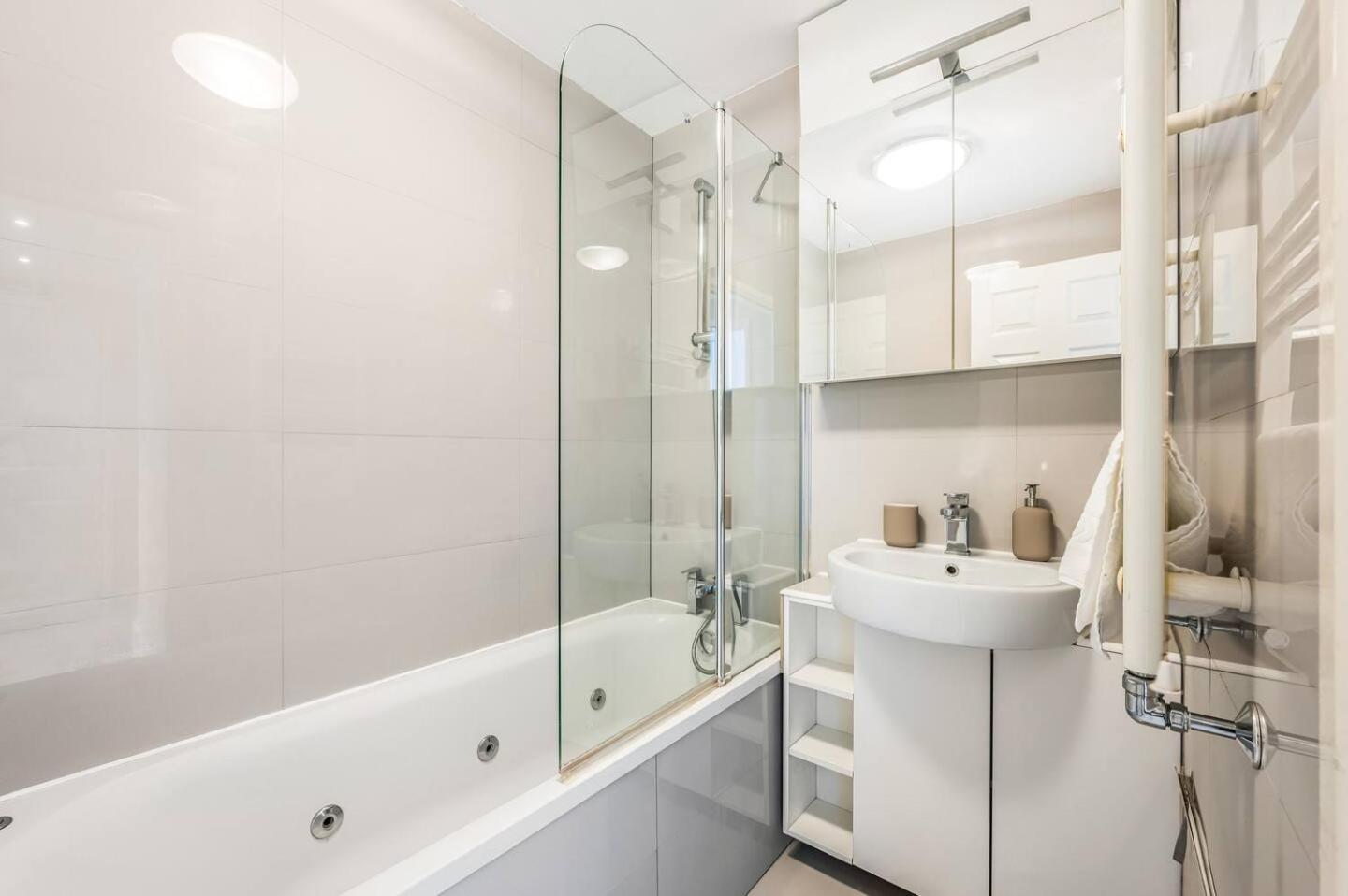 Pass The Keys Modern By Whitechapel Hospital Apartment London