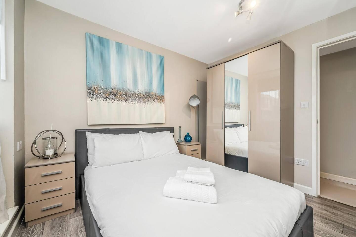 Apartment Pass The Keys Modern By Whitechapel Hospital