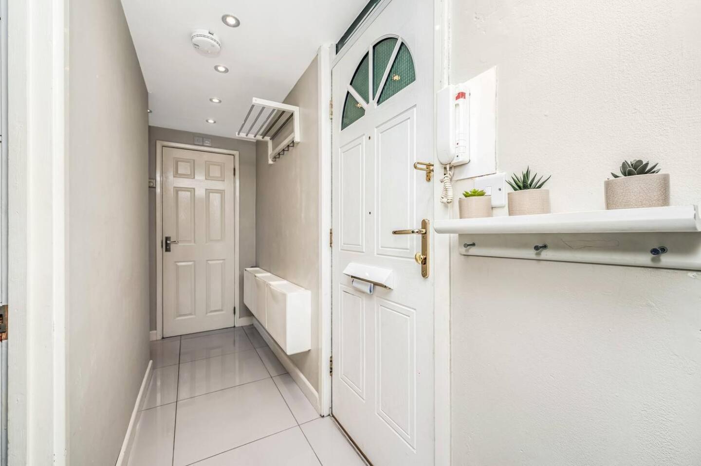 Apartment Pass The Keys Modern By Whitechapel Hospital *